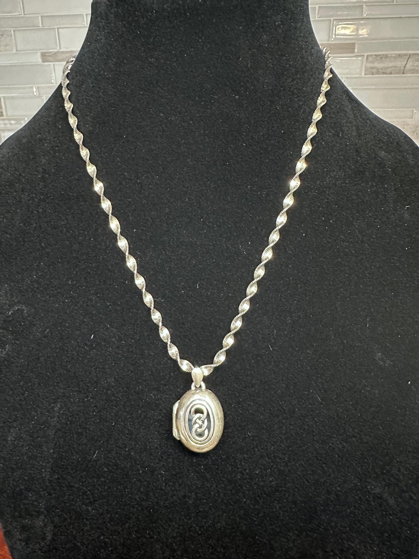Vintage-Inspired Sterling Silver Locket Necklace with Twist Chain - Romantic Keepsake Jewelry Gift
