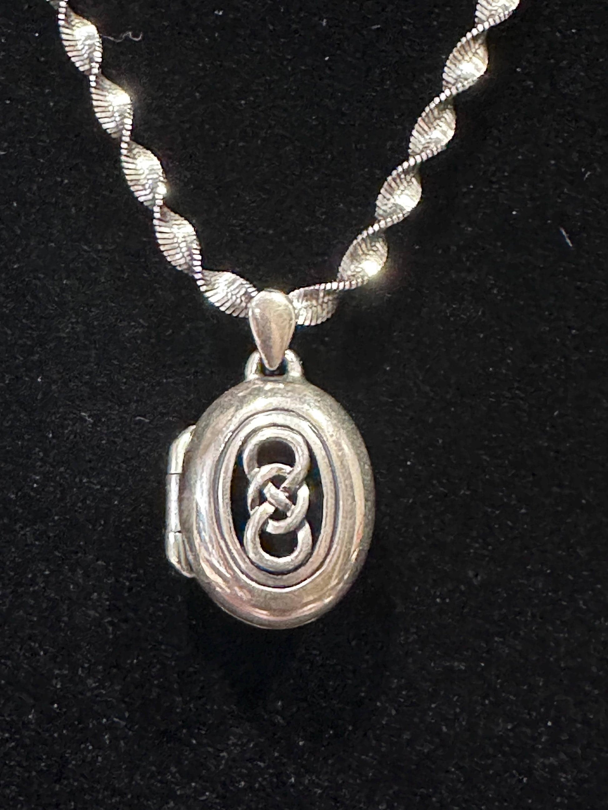 Vintage-Inspired Sterling Silver Locket Necklace with Twist Chain - Romantic Keepsake Jewelry Gift