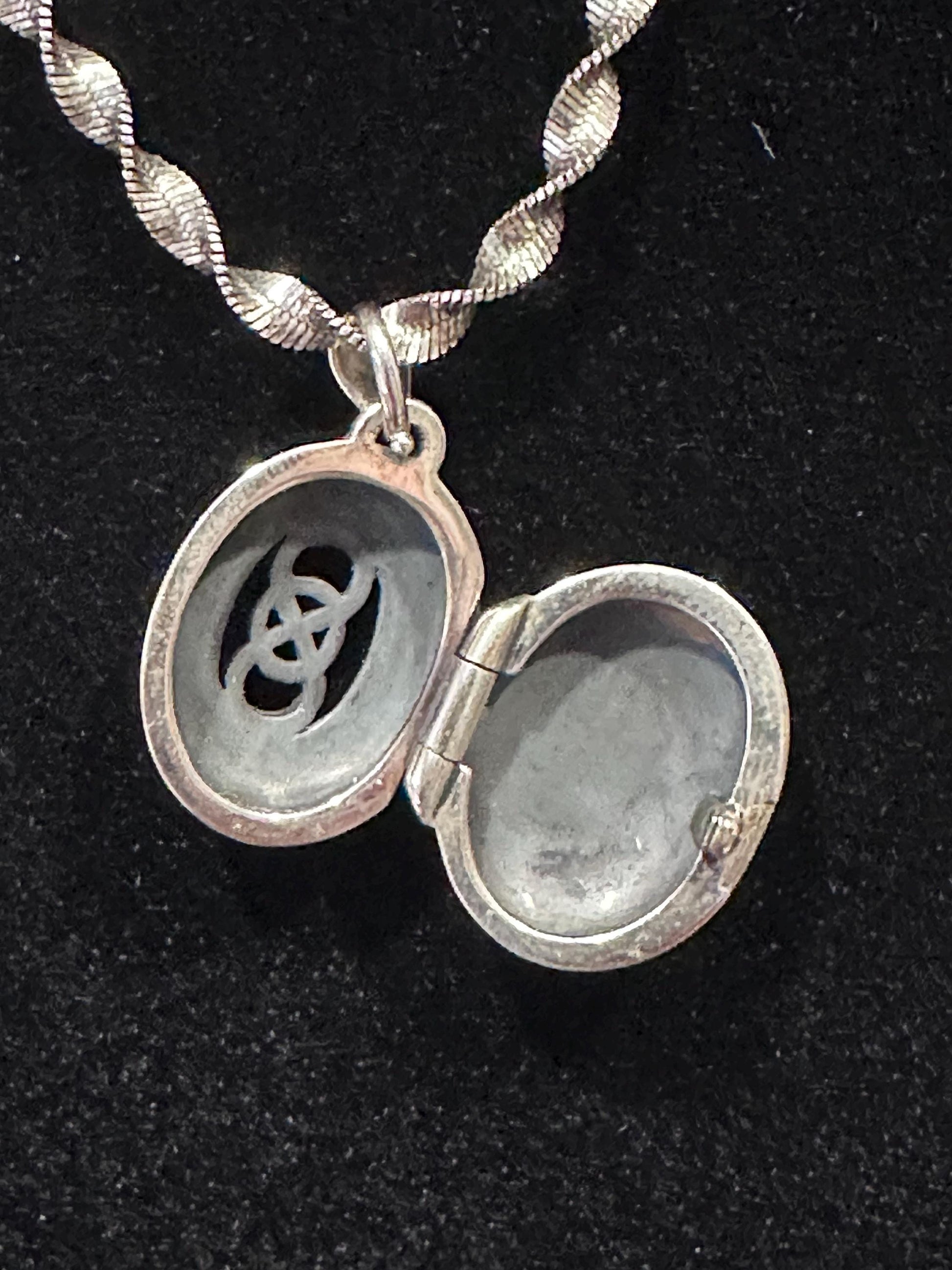 Vintage-Inspired Sterling Silver Locket Necklace with Twist Chain - Romantic Keepsake Jewelry Gift