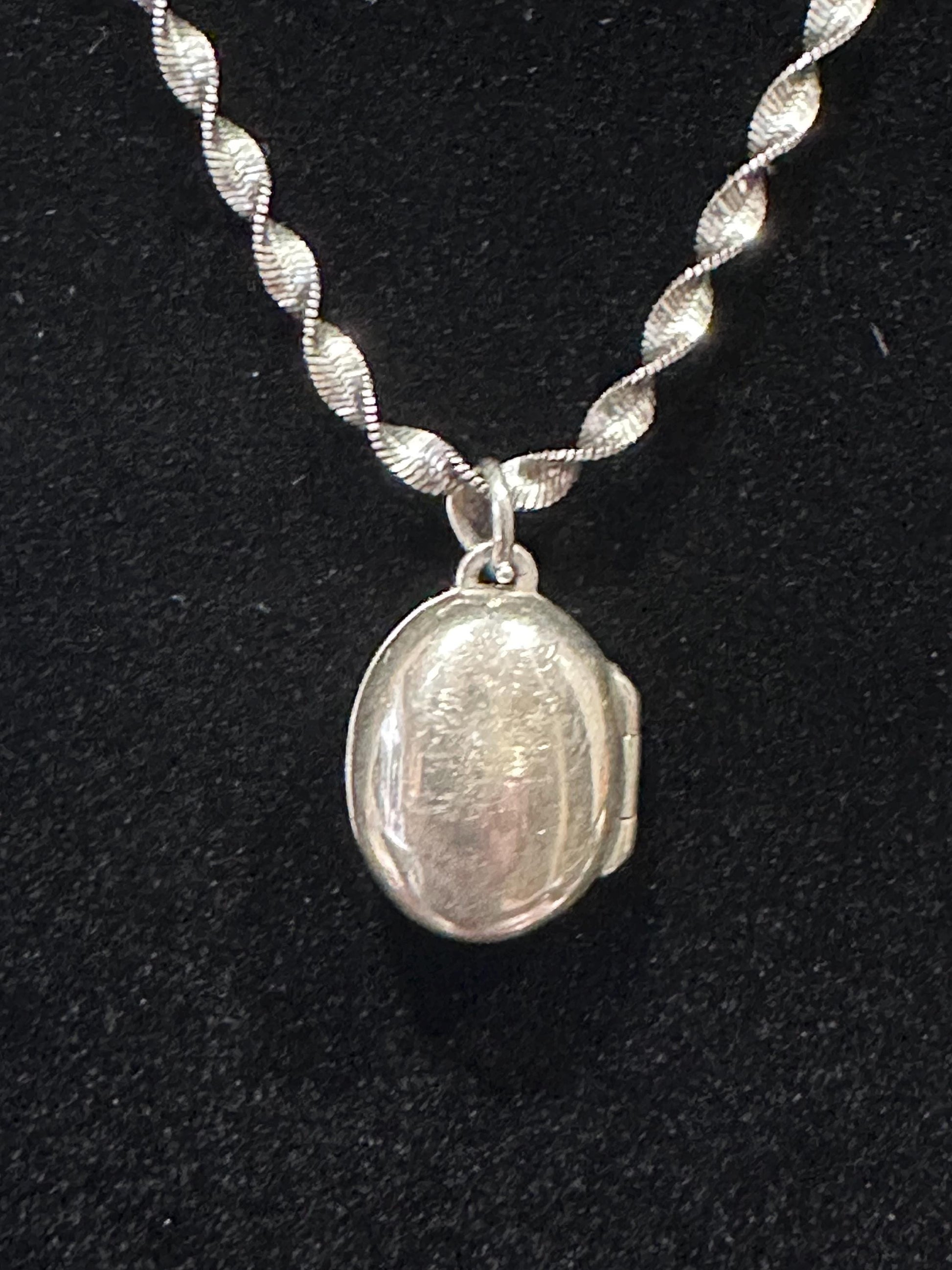 Vintage-Inspired Sterling Silver Locket Necklace with Twist Chain - Romantic Keepsake Jewelry Gift