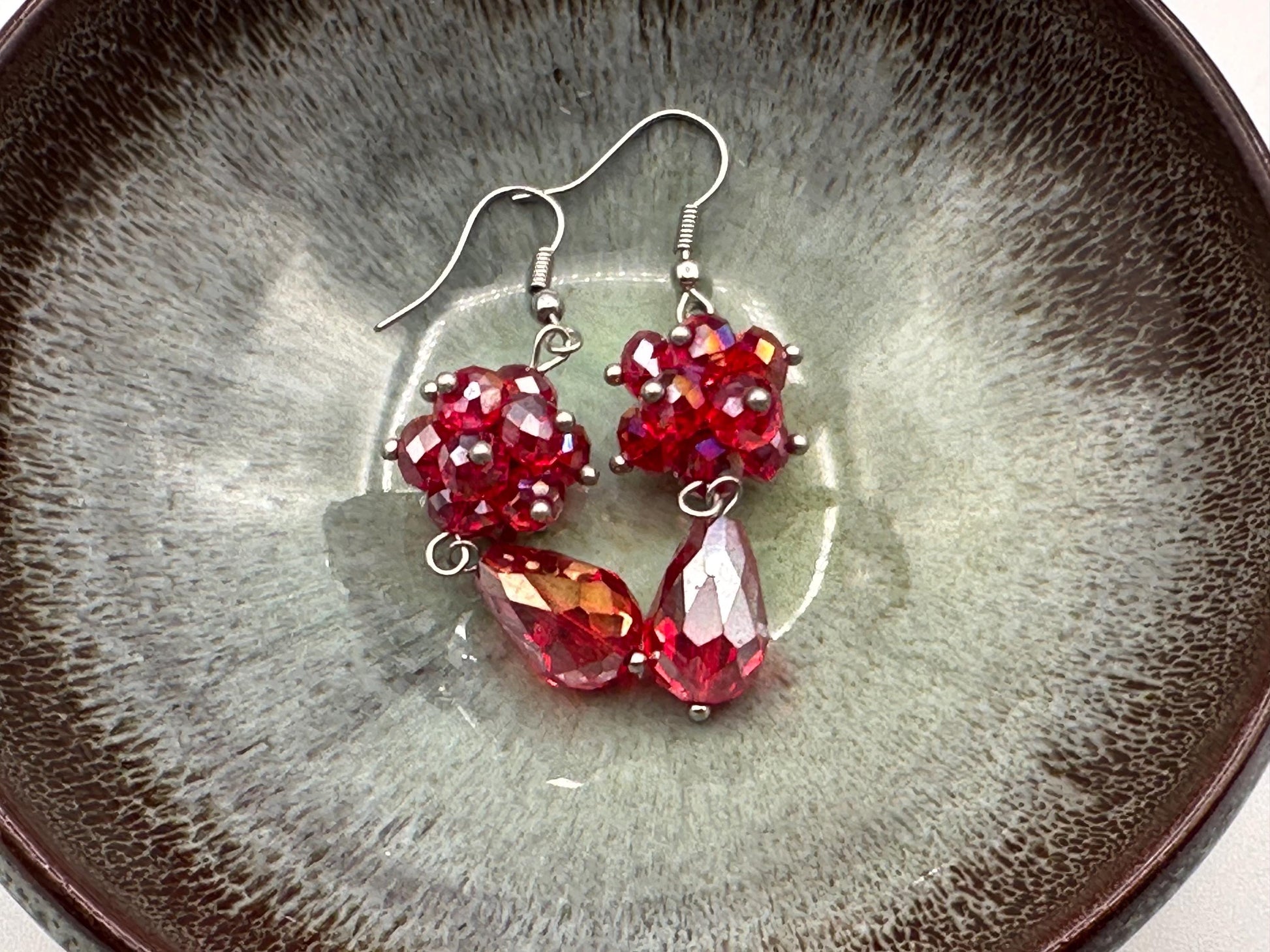 Vintage-Inspired Red Crystal Dangle Earrings: Elegant Faceted Glass Teardrop Drops for Glamorous Style